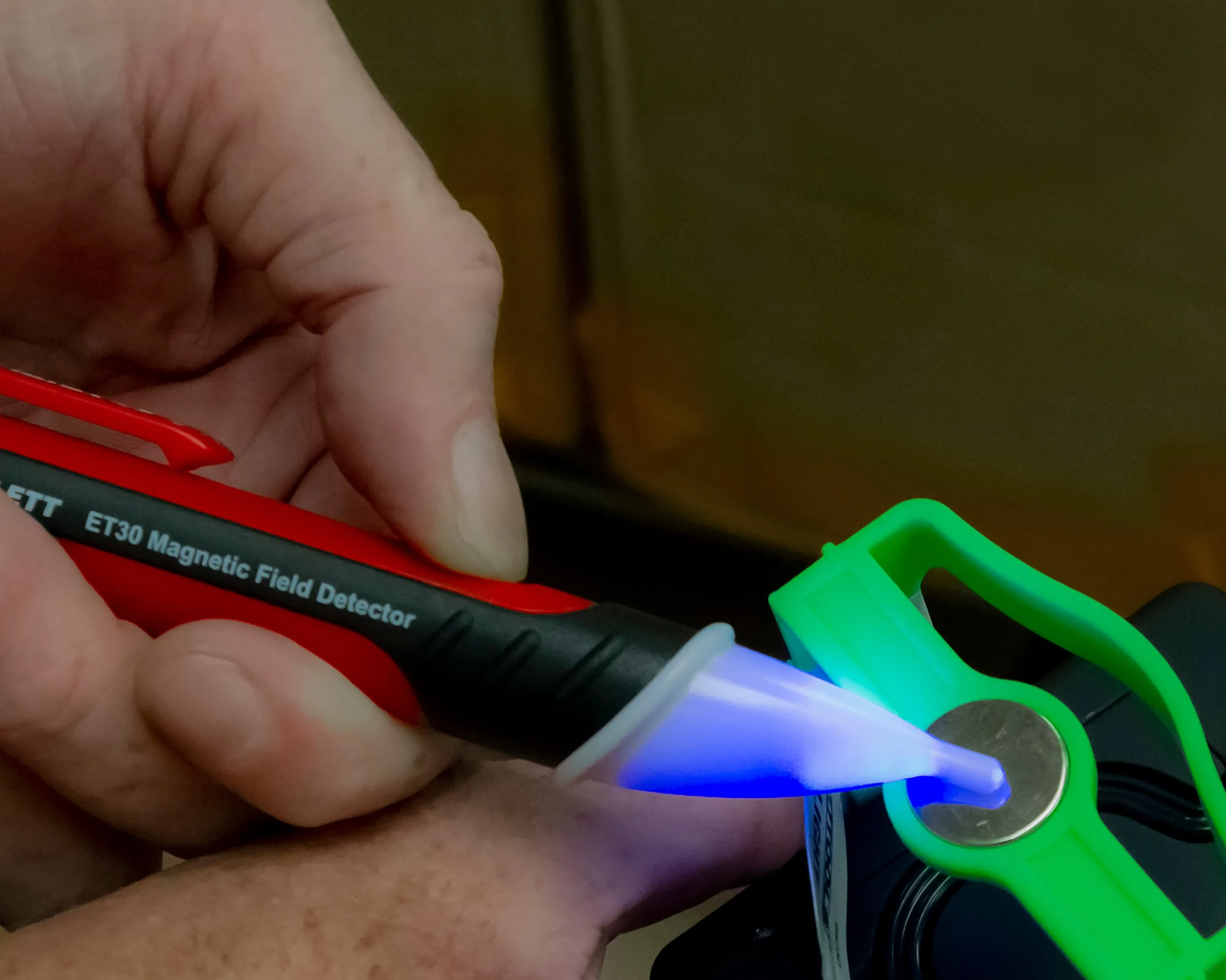 Magnetic Field Detector: Quickly Determines the Presence of Magnetic Fields  - (ET30)